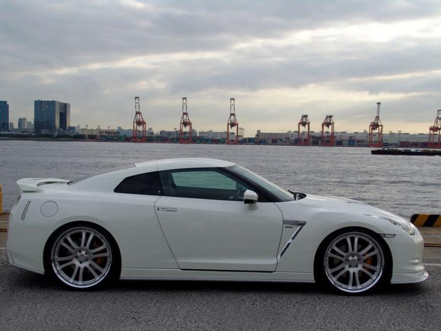  Nissan GT-R by Branew 2008 года  (фото 3 из 4)